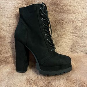 LACE UP BLOCK HEEL ANKLE BOOTS